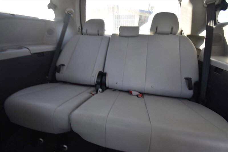 2015 Toyota Sienna Limited   - Photo 14 - Midway City, CA 92655