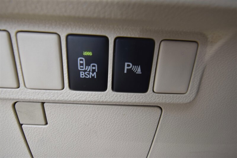 2014 Lexus ES 300h Hybrid   - Photo 11 - Midway City, CA 92655