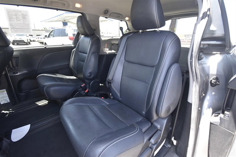 2016 Toyota Sienna SE Premium 8-Passenger   - Photo 9 - Midway City, CA 92655