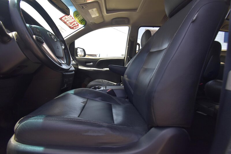 2016 Toyota Sienna SE Premium 8-Passenger   - Photo 7 - Midway City, CA 92655