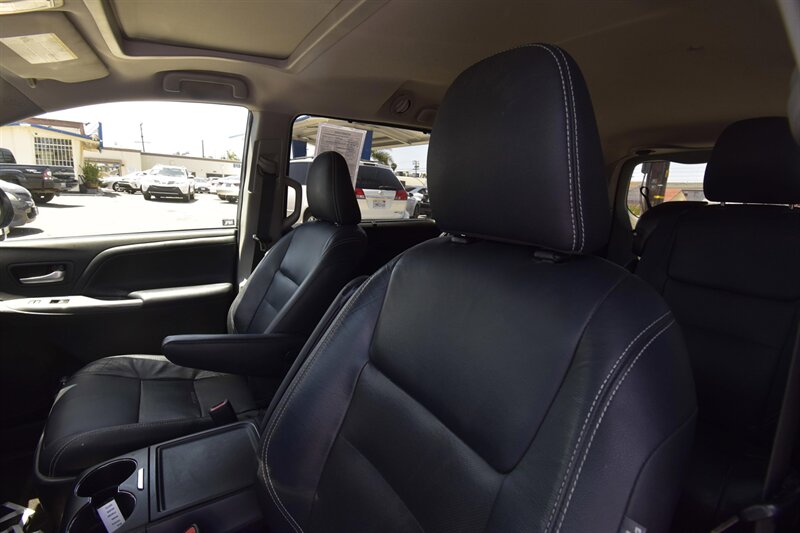 2016 Toyota Sienna SE Premium 8-Passenger   - Photo 8 - Midway City, CA 92655