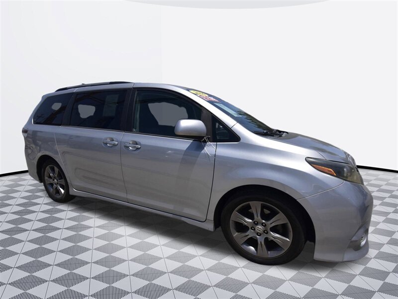2016 Toyota Sienna SE Premium 8-Passenger   - Photo 4 - Midway City, CA 92655