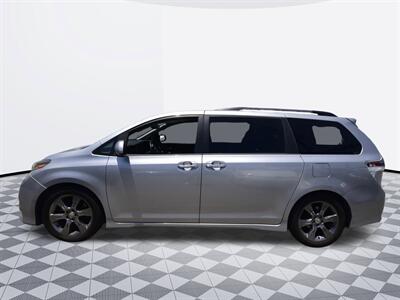 2016 Toyota Sienna SE Premium 8-Passenger   - Photo 2 - Midway City, CA 92655