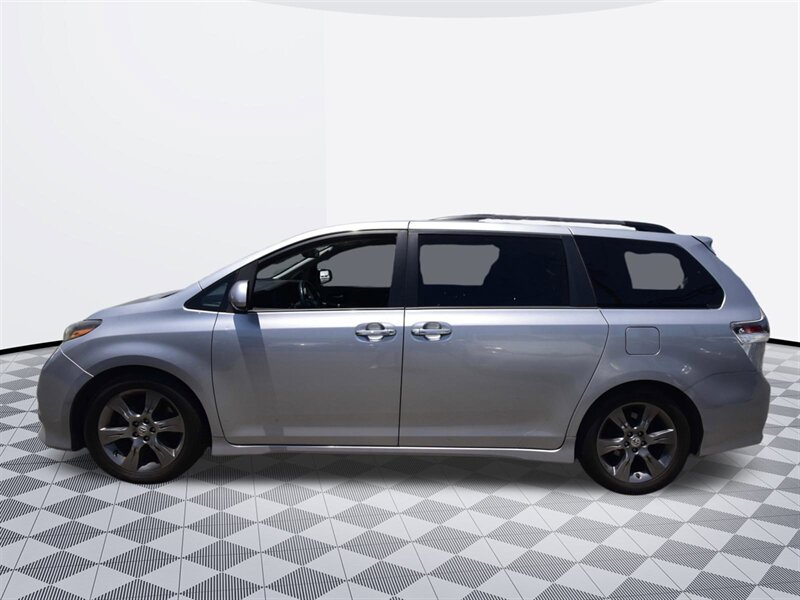 2016 Toyota Sienna SE Premium 8-Passenger   - Photo 2 - Midway City, CA 92655