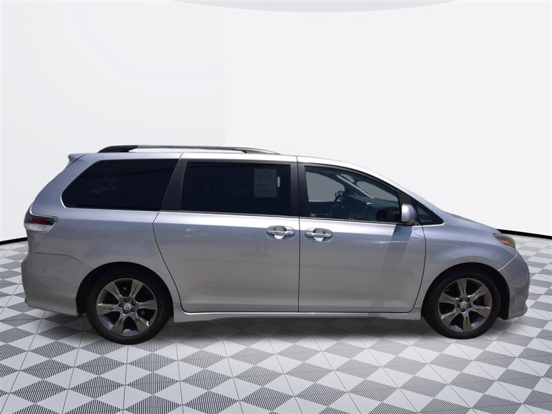 2016 Toyota Sienna SE Premium 8-Passenger   - Photo 6 - Midway City, CA 92655