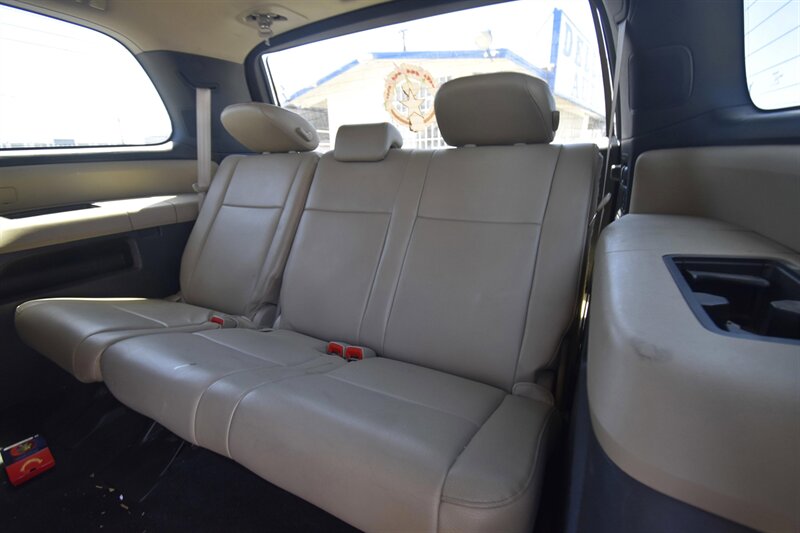 2014 Toyota Sequoia SR5   - Photo 11 - Midway City, CA 92655