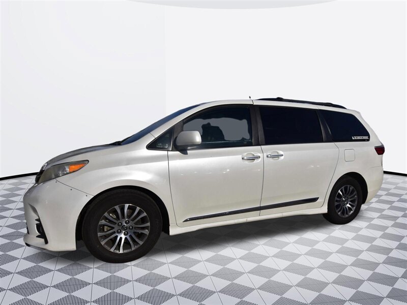 2018 Toyota Sienna XLE Premium 8-Passenger - Photo 3 - Midway City, CA 92655