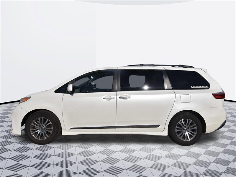 2018 Toyota Sienna XLE Premium 8-Passenger - Photo 5 - Midway City, CA 92655