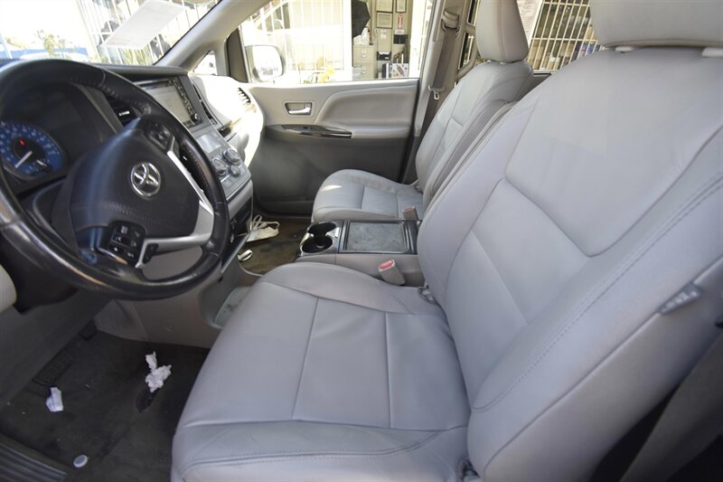 2018 Toyota Sienna XLE Premium 8-Passenger - Photo 7 - Midway City, CA 92655