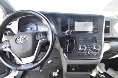 2018 Toyota Sienna XLE Premium 8-Passenger - Photo 6 - Midway City, CA 92655