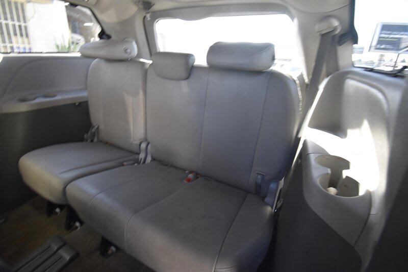 2018 Toyota Sienna XLE Premium 8-Passenger - Photo 9 - Midway City, CA 92655
