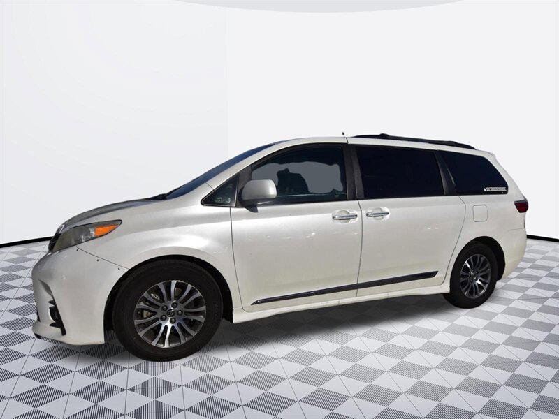 2018 Toyota Sienna XLE Premium 8-Passenger - Photo 3 - Midway City, CA 92655