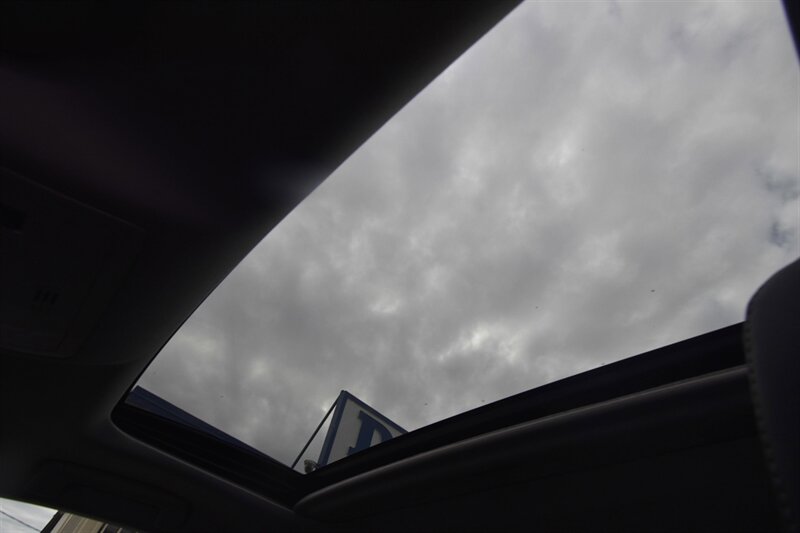 2016 Lexus ES 300h Hybrid - Photo 19 - Midway City, CA 92655