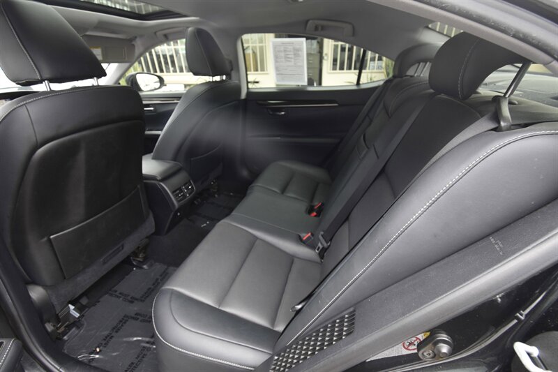 2016 Lexus ES 300h Hybrid - Photo 10 - Midway City, CA 92655