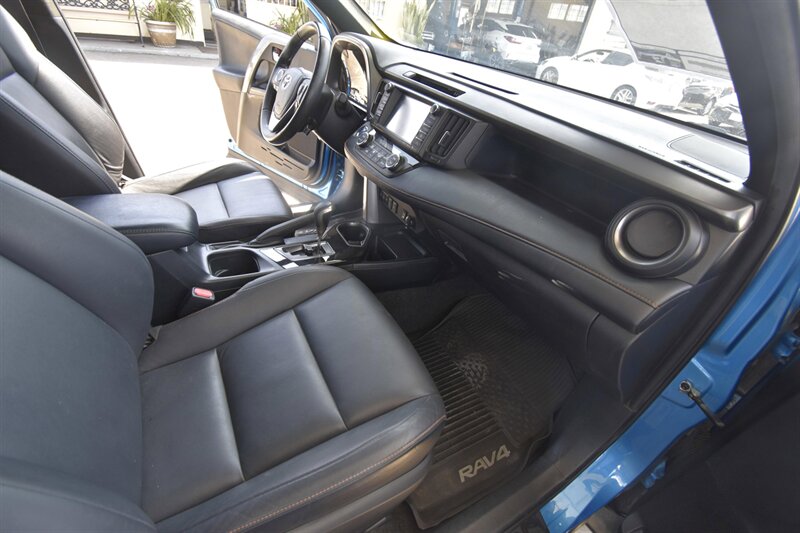 2018 Toyota RAV4 Hybrid Hybrid SE   - Photo 10 - Midway City, CA 92655