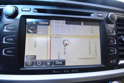 2017 Toyota Highlander XLE - Photo 11 - Midway City, CA 92655