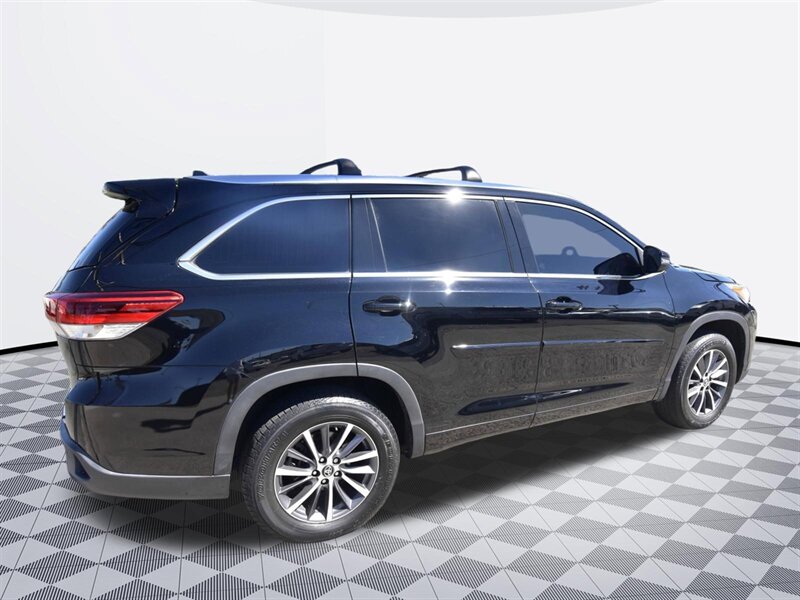 2017 Toyota Highlander XLE - Photo 3 - Midway City, CA 92655