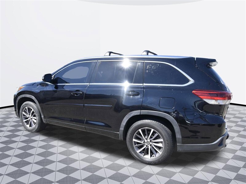 2017 Toyota Highlander XLE - Photo 4 - Midway City, CA 92655