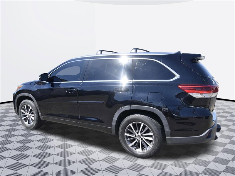 2017 Toyota Highlander XLE - Photo 6 - Midway City, CA 92655