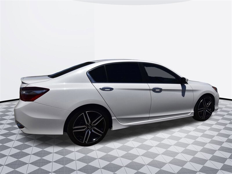 2017 Honda Accord Sport SE   - Photo 7 - Midway City, CA 92655