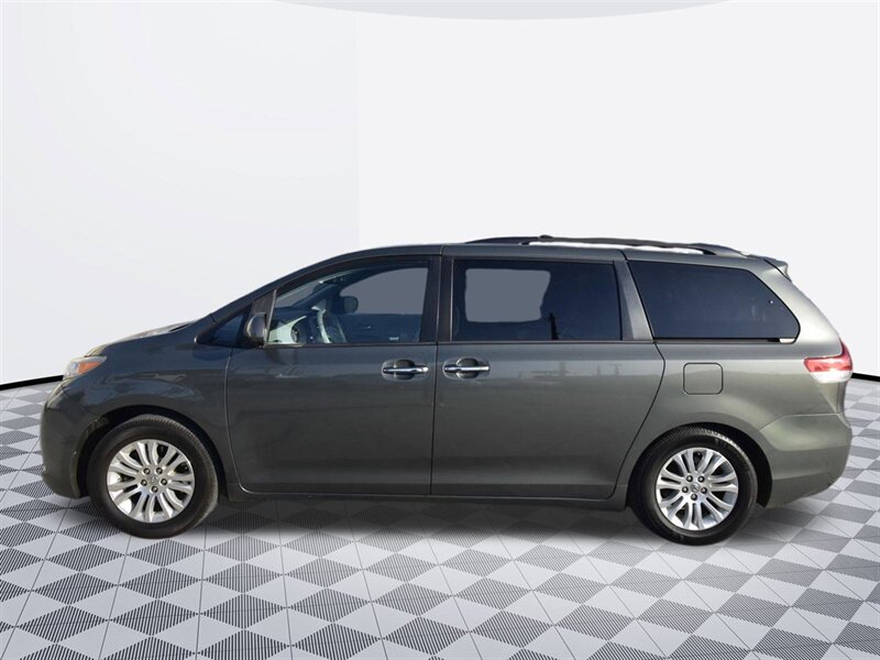 2013 Toyota Sienna XLE 8-Passenger   - Photo 6 - Midway City, CA 92655