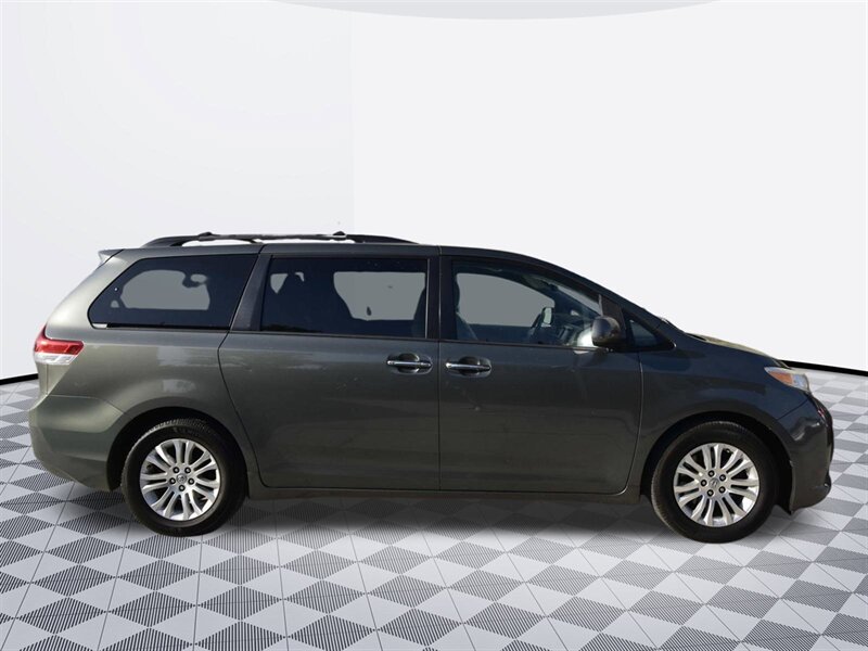 2013 Toyota Sienna XLE 8-Passenger   - Photo 3 - Midway City, CA 92655