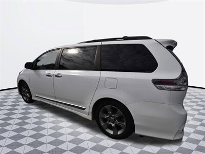 2013 Toyota Sienna SE   - Photo 6 - Midway City, CA 92655