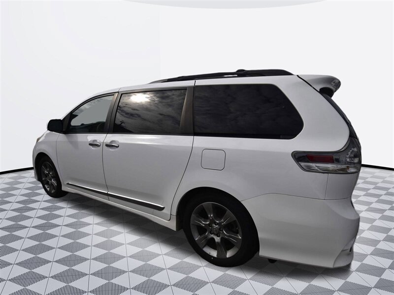 2013 Toyota Sienna SE   - Photo 6 - Midway City, CA 92655