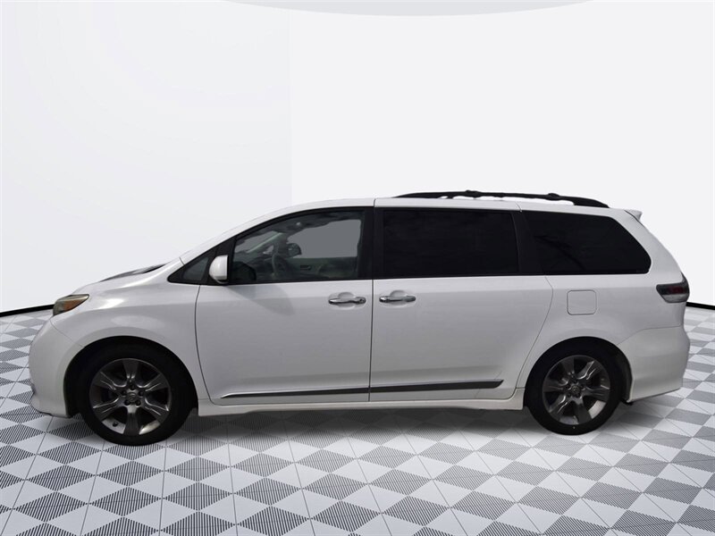 2013 Toyota Sienna SE   - Photo 5 - Midway City, CA 92655