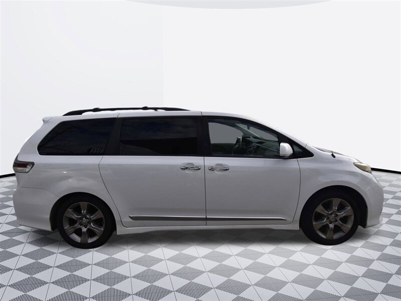2013 Toyota Sienna SE   - Photo 3 - Midway City, CA 92655