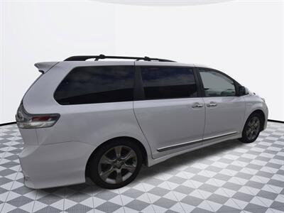 2013 Toyota Sienna SE   - Photo 2 - Midway City, CA 92655