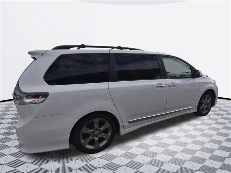 2013 Toyota Sienna SE   - Photo 2 - Midway City, CA 92655