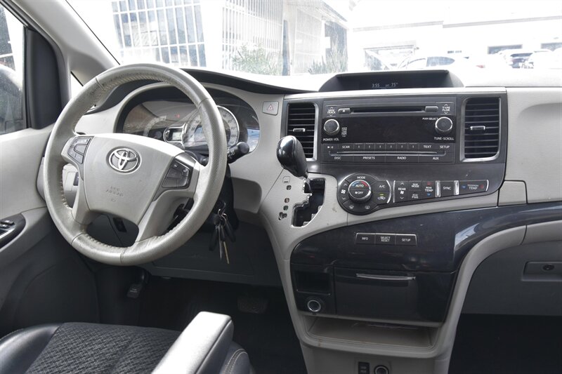 2013 Toyota Sienna SE   - Photo 7 - Midway City, CA 92655
