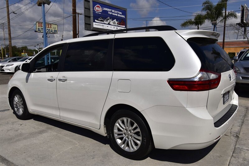 2012 Toyota Sienna XLE 7-Passenger Auto Acce   - Photo 21 - Midway City, CA 92655