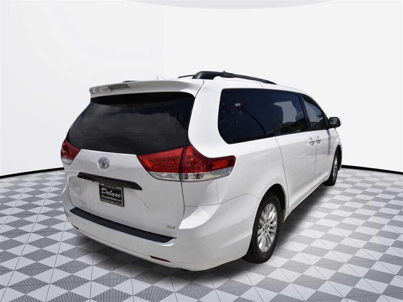 2012 Toyota Sienna XLE 7-Passenger Auto Acce   - Photo 4 - Midway City, CA 92655