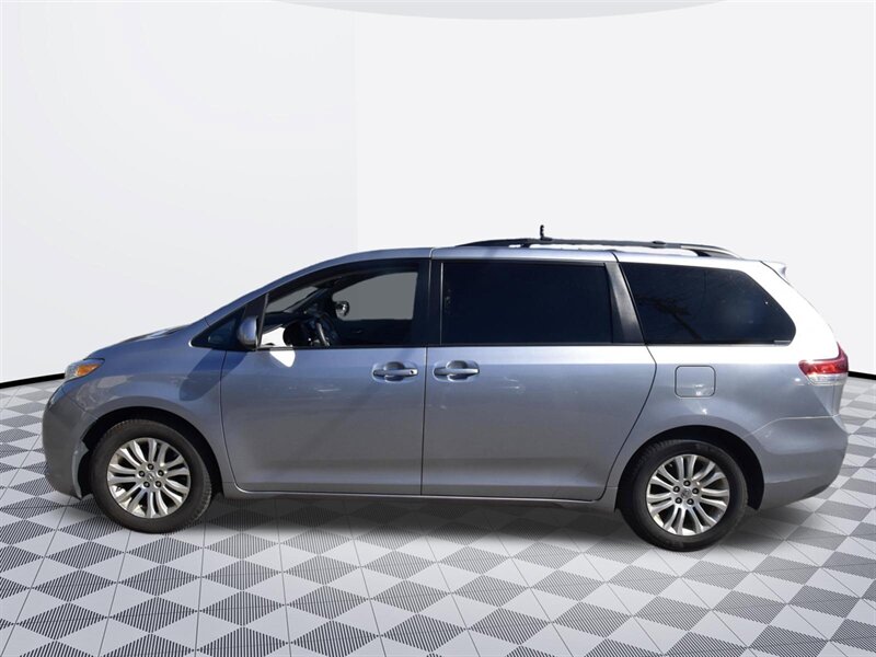 2013 Toyota Sienna XLE 8-Passenger - Photo 4 - Midway City, CA 92655
