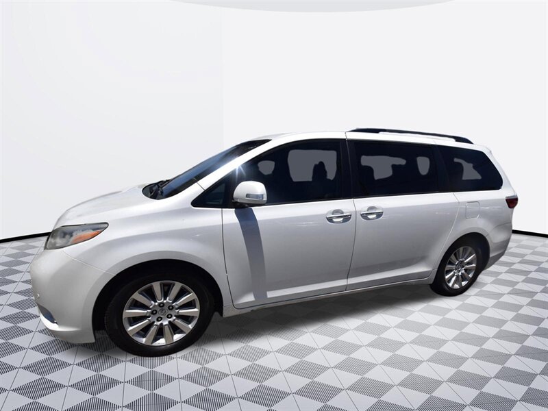 2012 Toyota Sienna Limited 7-Passenger   - Photo 2 - Midway City, CA 92655