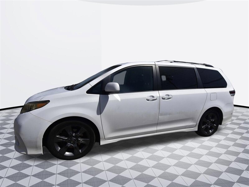 2011 Toyota Sienna SE   - Photo 5 - Midway City, CA 92655