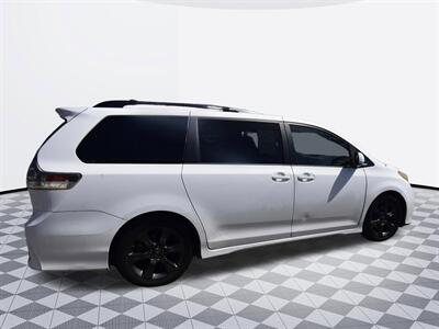 2011 Toyota Sienna SE   - Photo 3 - Midway City, CA 92655