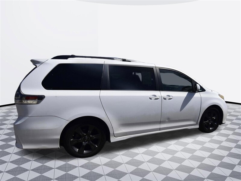 2011 Toyota Sienna SE   - Photo 3 - Midway City, CA 92655