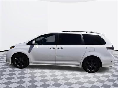 2011 Toyota Sienna SE   - Photo 6 - Midway City, CA 92655