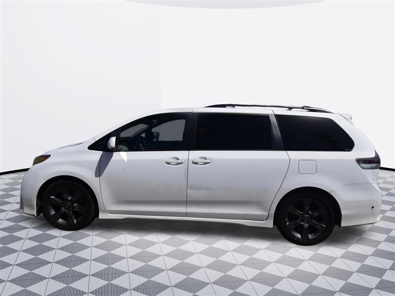 2011 Toyota Sienna SE   - Photo 6 - Midway City, CA 92655