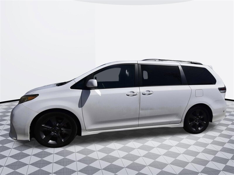 2011 Toyota Sienna SE   - Photo 4 - Midway City, CA 92655