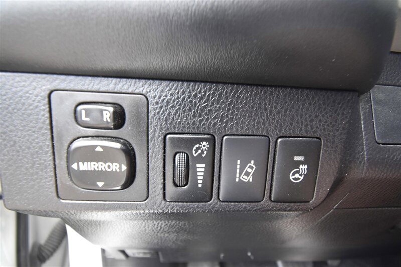 2017 Toyota RAV4 Platinum*LEATHER SEATS   - Photo 11 - Midway City, CA 92655