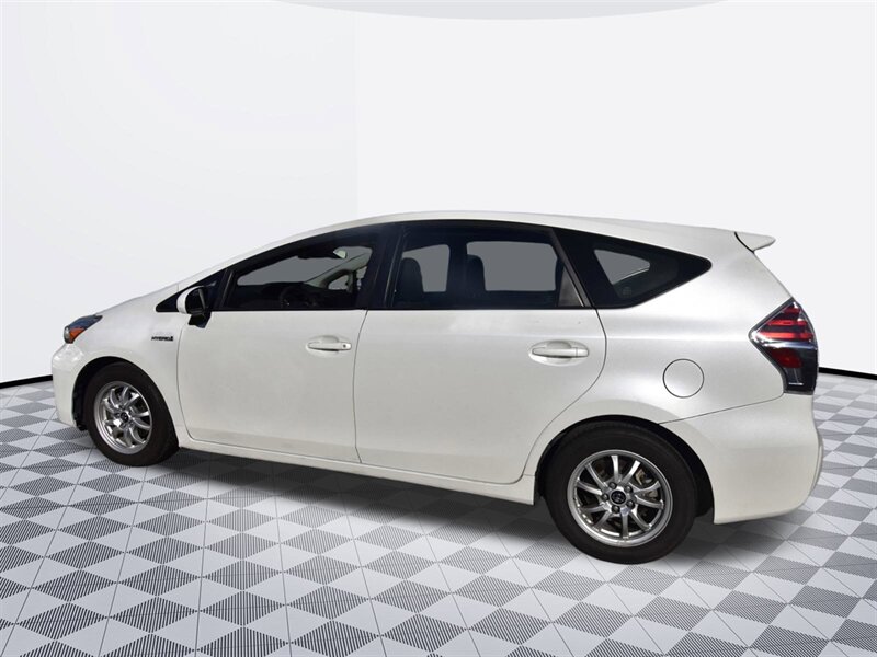 2017 Toyota Prius v Three   - Photo 5 - Midway City, CA 92655