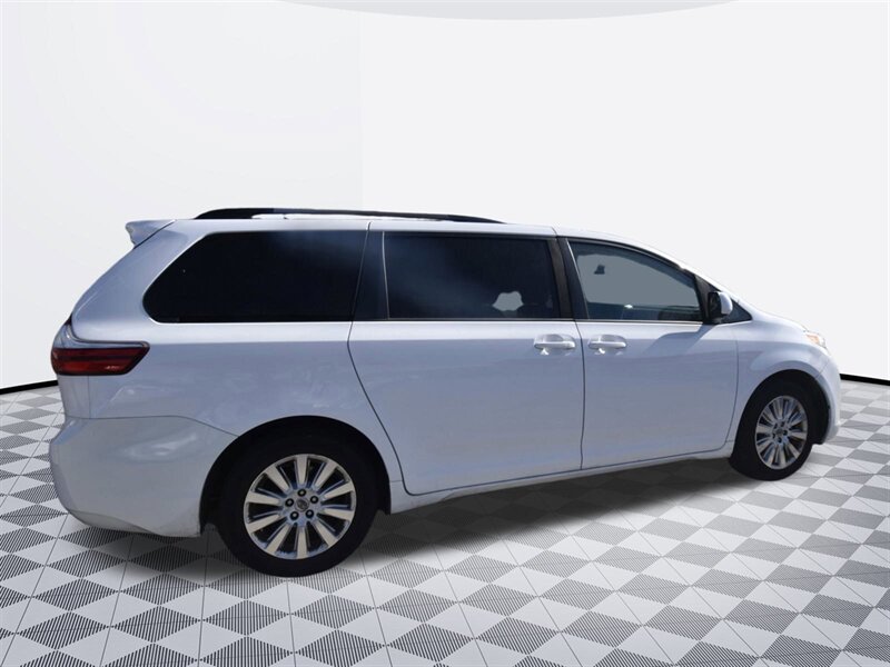 2017 Toyota Sienna LE Mobility 7-Passenger   - Photo 4 - Midway City, CA 92655