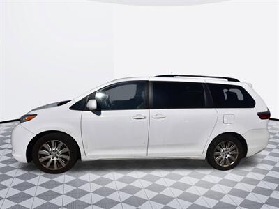 2017 Toyota Sienna LE Mobility 7-Passenger   - Photo 2 - Midway City, CA 92655