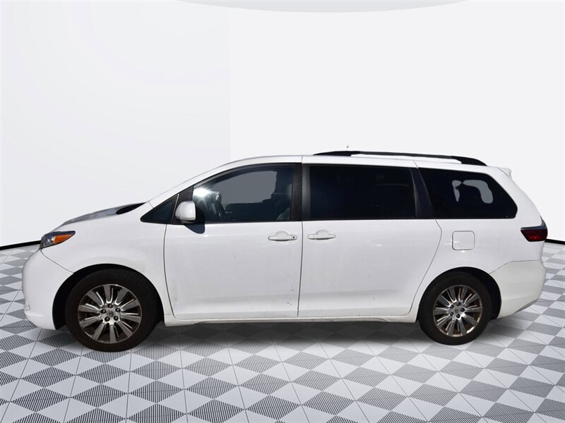 2017 Toyota Sienna LE Mobility 7-Passenger   - Photo 2 - Midway City, CA 92655