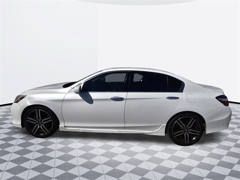 2017 Honda Accord Touring   - Photo 3 - Midway City, CA 92655