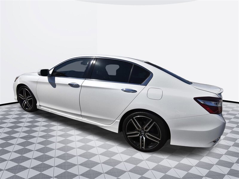 2017 Honda Accord Touring   - Photo 2 - Midway City, CA 92655